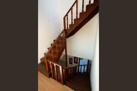 Casa à venda com 294m², 4 quartos e 2 vagas Casa à venda com 294m², 4 quartos e 2 vagasEscada