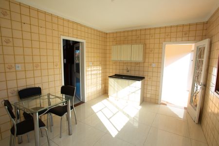 Casa à venda com 294m², 4 quartos e 2 vagas Casa à venda com 294m², 4 quartos e 2 vagasCozinha