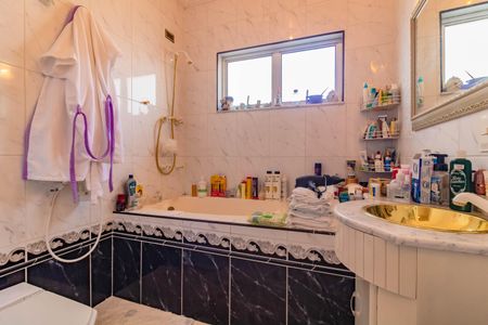 Casa à venda com 175m², 3 quartos e 2 vagasBanheiro