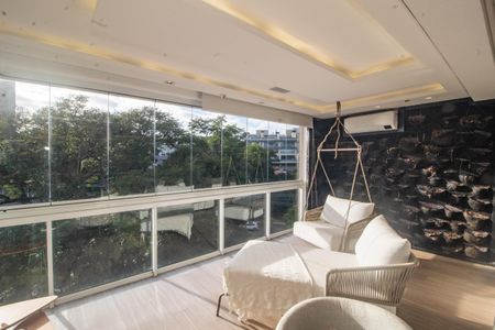 Apartamento à venda com 358m², 3 quartos e 3 vagas Apartamento à venda com 358m², 3 quartos e 3 vagasVaranda