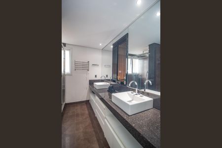 Apartamento à venda com 358m², 3 quartos e 3 vagas Apartamento à venda com 358m², 3 quartos e 3 vagasBanheiro da Suíte 2