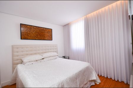 Apartamento à venda com 170m², 3 quartos e 2 vagas Apartamento à venda com 170m², 3 quartos e 2 vagasSuíte