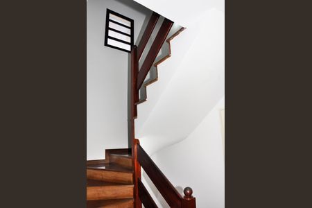 Casa à venda com 203m², 4 quartos e 5 vagasEscada Quartos