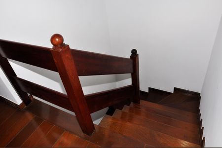 Casa à venda com 203m², 4 quartos e 5 vagasEscada Quartos