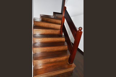 Casa à venda com 203m², 4 quartos e 5 vagasEscada Quartos