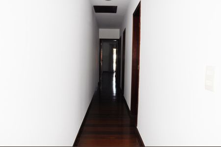 Casa à venda com 203m², 4 quartos e 5 vagasCorredor