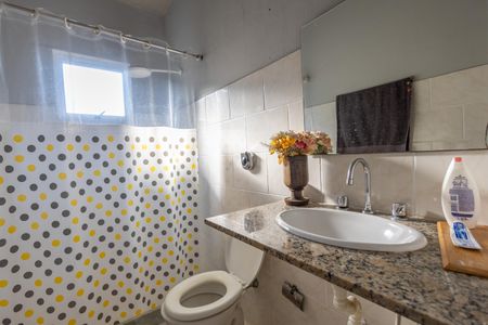 Casa à venda com 180m², 5 quartos e sem vagaBanheiro 2