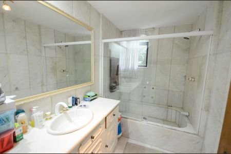 Apartamento à venda com 270m², 5 quartos e 3 vagasBanheiro da Suíte 2