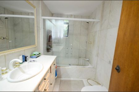 Apartamento à venda com 270m², 5 quartos e 3 vagasBanheiro da Suíte 2