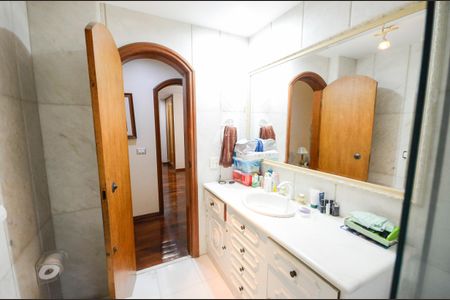 Apartamento à venda com 270m², 5 quartos e 3 vagasBanheiro da Suíte 2