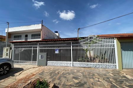 Casa para alugar com 100m², 3 quartos e 1 vaga Casa para alugar com 100m², 3 quartos e 1 vagaFachada
