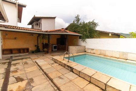 Casa à venda com 135m², 4 quartos e 2 vagas Casa à venda com 135m², 4 quartos e 2 vagasÁrea externa