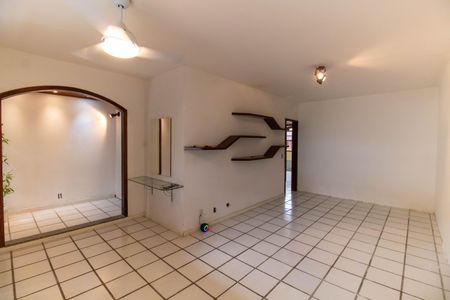 Casa à venda com 135m², 4 quartos e 2 vagas Casa à venda com 135m², 4 quartos e 2 vagasSala