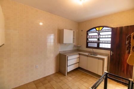 Casa à venda com 135m², 4 quartos e 2 vagas Casa à venda com 135m², 4 quartos e 2 vagasCozinha