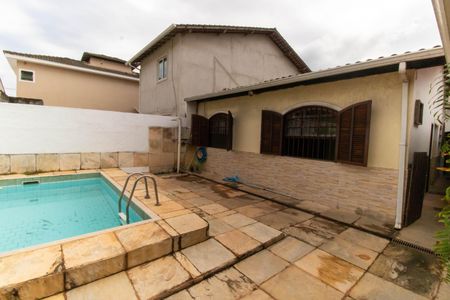 Casa à venda com 135m², 4 quartos e 2 vagas Casa à venda com 135m², 4 quartos e 2 vagasÁrea externa