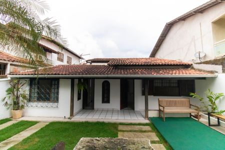 Casa à venda com 135m², 4 quartos e 2 vagas Casa à venda com 135m², 4 quartos e 2 vagasFachada