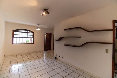 Casa à venda com 135m², 4 quartos e 2 vagas Casa à venda com 135m², 4 quartos e 2 vagasSala