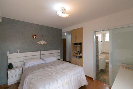 Casa de condomínio para alugar com 252m², 5 quartos e 4 vagasSuíte