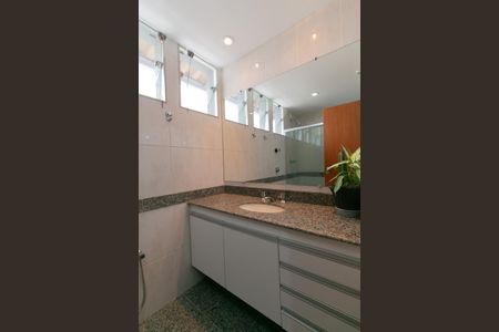 Casa de condomínio para alugar com 252m², 5 quartos e 4 vagasBanheiro 1