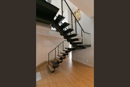 Casa de condomínio para alugar com 252m², 5 quartos e 4 vagasEscada