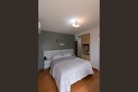 Casa de condomínio para alugar com 252m², 5 quartos e 4 vagasSuíte