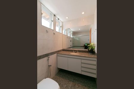 Casa de condomínio para alugar com 252m², 5 quartos e 4 vagasBanheiro 1