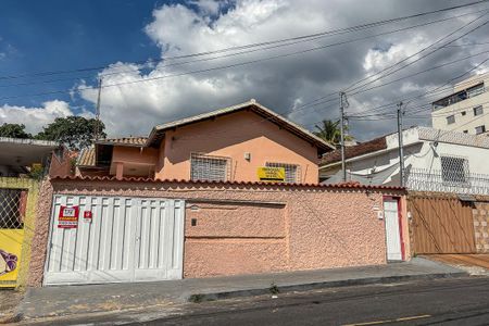 Casa à venda com 430m², 4 quartos e 2 vagasFachada