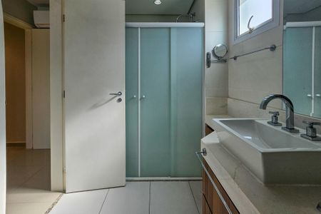 Apartamento para alugar com 206m², 4 quartos e 4 vagasBanheiro da suíte 1