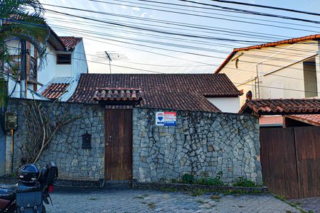 Casa de condomínio para alugar com 300m², 3 quartos e 2 vagasFachada