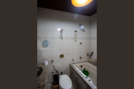 Casa à venda com 337m², 4 quartos e 7 vagasBanheiro da Suíte