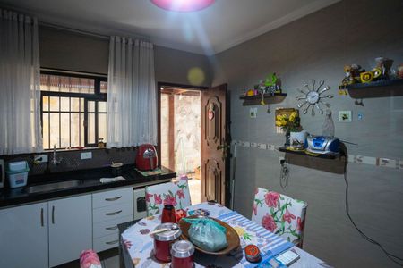 Casa à venda com 337m², 4 quartos e 7 vagasCozinha
