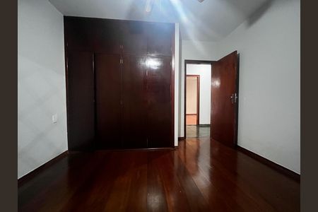 Casa à venda com 355m², 3 quartos e 4 vagas Casa à venda com 355m², 3 quartos e 4 vagasQuarto 1