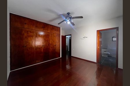 Casa à venda com 355m², 3 quartos e 4 vagas Casa à venda com 355m², 3 quartos e 4 vagasSuíte