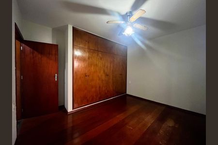 Casa à venda com 355m², 3 quartos e 4 vagas Casa à venda com 355m², 3 quartos e 4 vagasQuarto 2