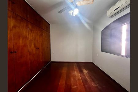 Casa à venda com 355m², 3 quartos e 4 vagas Casa à venda com 355m², 3 quartos e 4 vagasQuarto 2