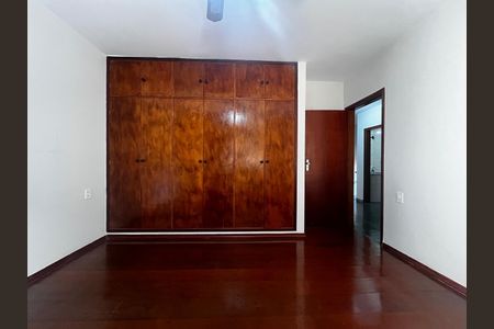Casa à venda com 355m², 3 quartos e 4 vagas Casa à venda com 355m², 3 quartos e 4 vagasSuíte