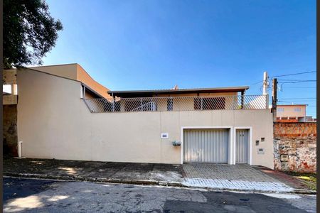 Casa à venda com 355m², 3 quartos e 4 vagas Casa à venda com 355m², 3 quartos e 4 vagasFachada