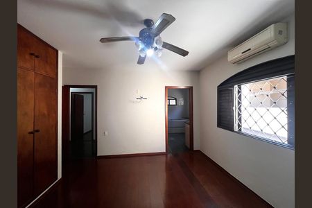 Casa à venda com 355m², 3 quartos e 4 vagas Casa à venda com 355m², 3 quartos e 4 vagasSuíte