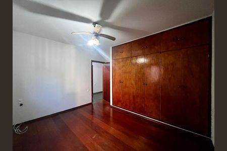 Casa à venda com 355m², 3 quartos e 4 vagas Casa à venda com 355m², 3 quartos e 4 vagasQuarto 2