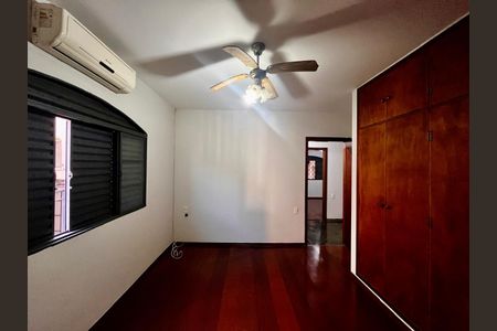 Casa à venda com 355m², 3 quartos e 4 vagas Casa à venda com 355m², 3 quartos e 4 vagasQuarto 2