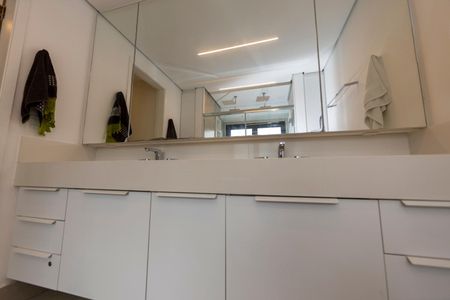 Casa de condomínio para alugar com 280m², 3 quartos e sem vaga Casa de condomínio para alugar com 280m², 3 quartos e sem vagaBanheiro da Suíte 2