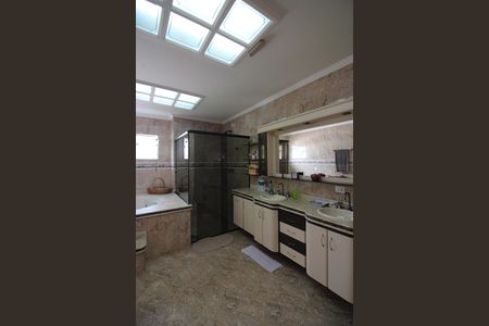 Casa à venda com 600m², 4 quartos e 6 vagasSuíte 1 Banheiro