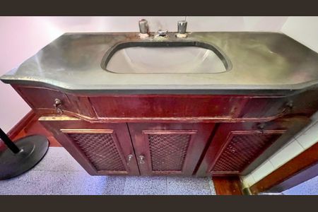 Casa à venda com 380m², 5 quartos e 3 vagasBanheiro Social 2