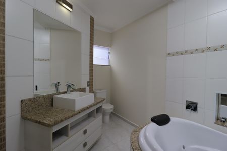 Casa à venda com 127m², 2 quartos e 2 vagasBanheiro da Suíte