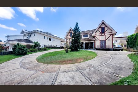 Casa de condomínio à venda com 300m², 3 quartos e 8 vagasFachada