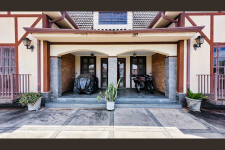 Casa de condomínio à venda com 300m², 3 quartos e 8 vagasFachada