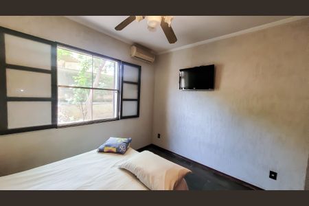 Casa de condomínio à venda com 300m², 3 quartos e 8 vagasSuíte