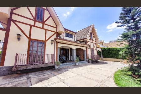 Casa de condomínio à venda com 300m², 3 quartos e 8 vagasFachada