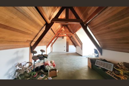 Casa de condomínio à venda com 300m², 3 quartos e 8 vagasSótão