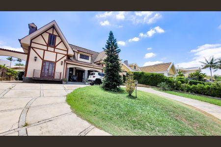 Casa de condomínio à venda com 300m², 3 quartos e 8 vagasFachada